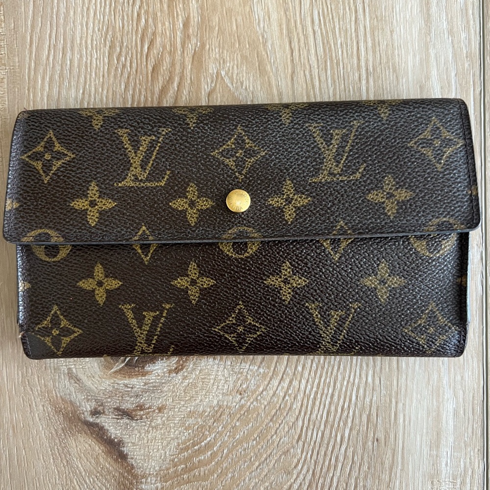 LOUIS VUITTON Monogram International Wallet